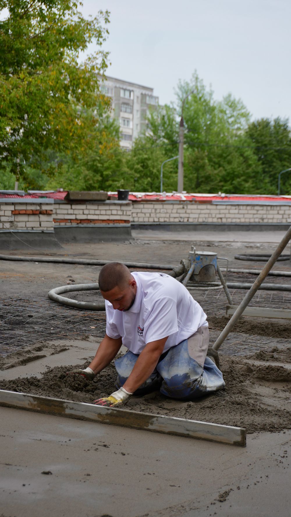 Self-leveling mortar application